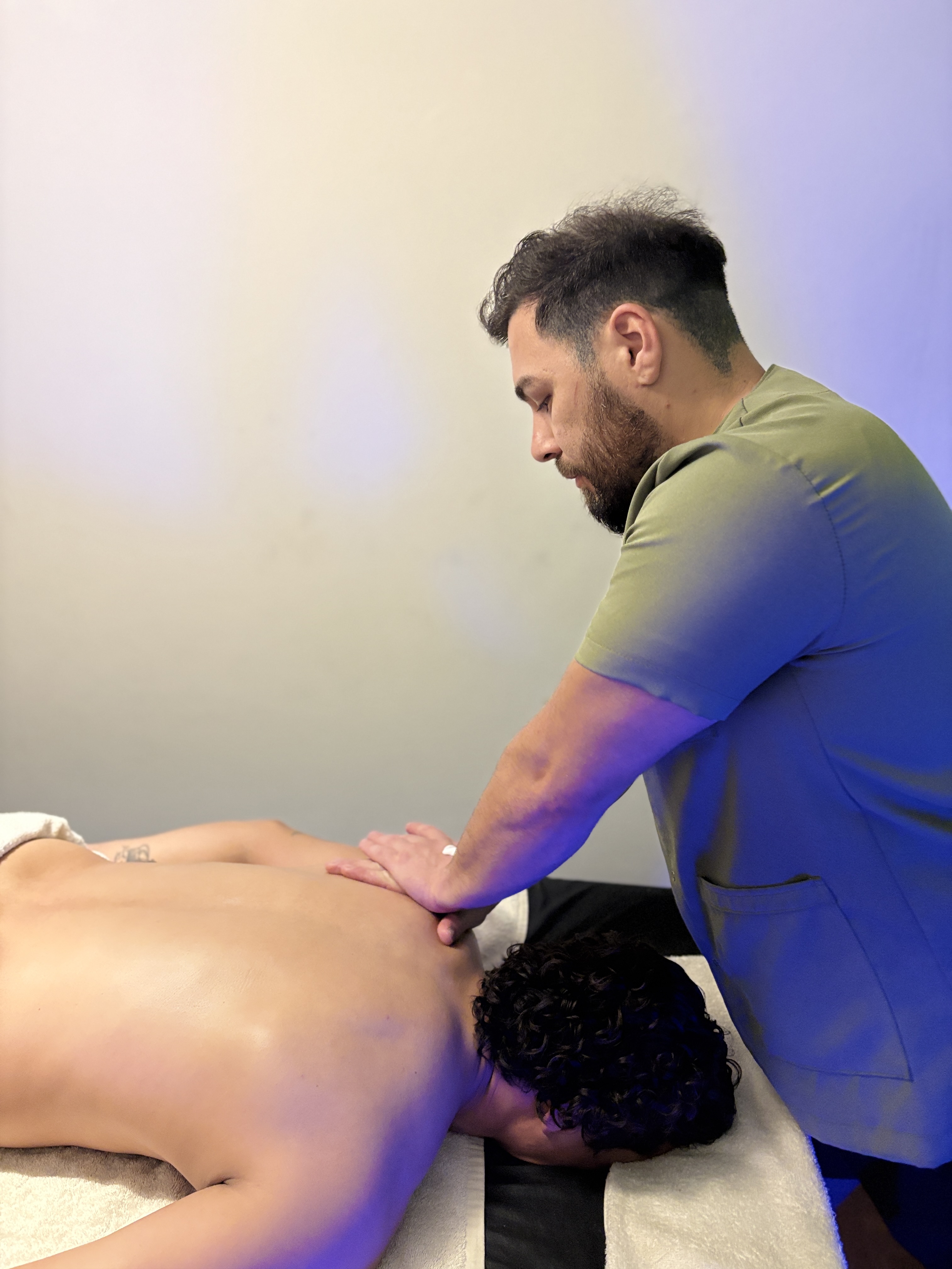 Paolo realizando masaje terapéutico en el estudio