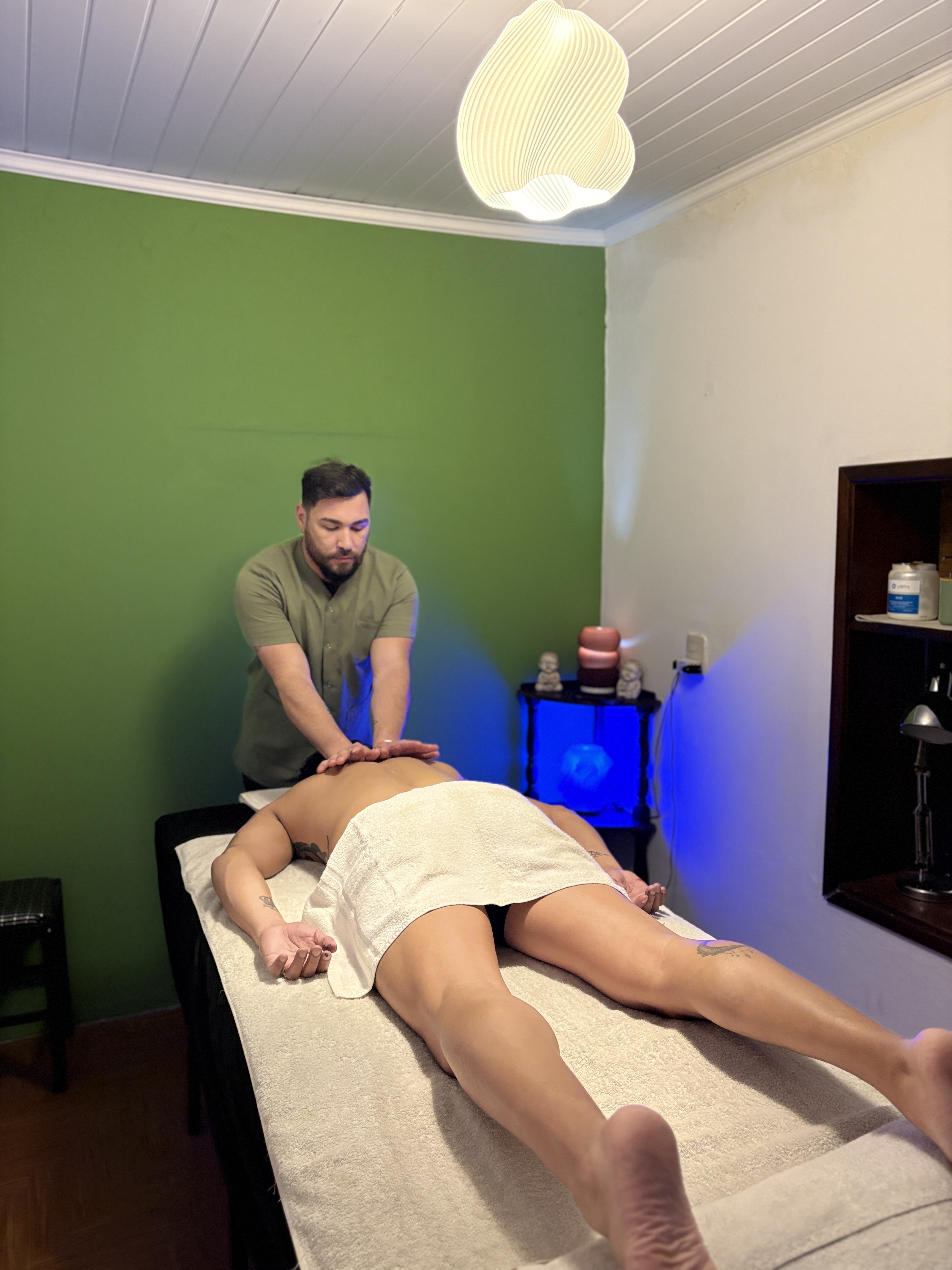 Vista del espacio de trabajo con camilla de masajes