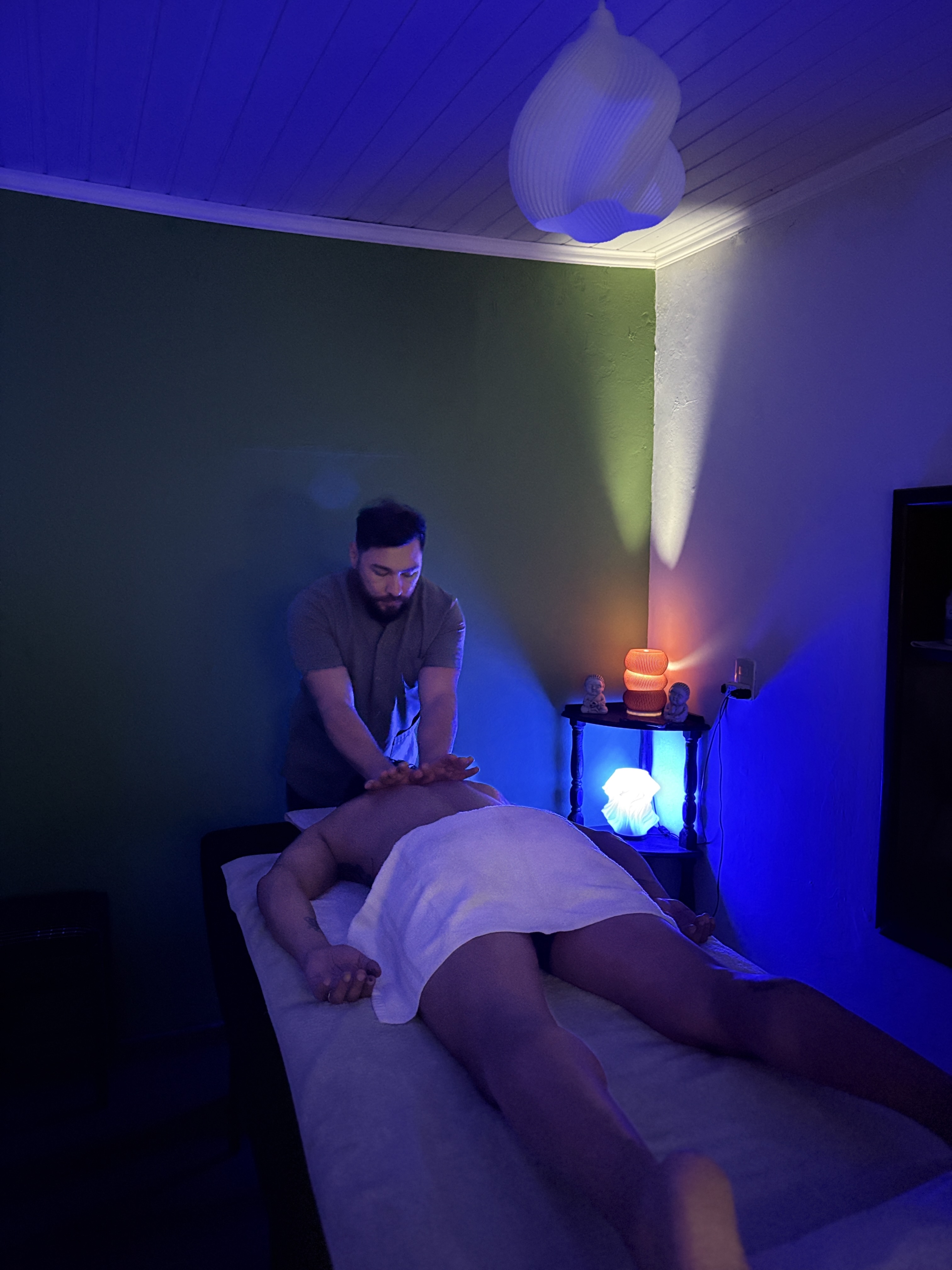 Sesión de masaje terapéutico con iluminación profesional